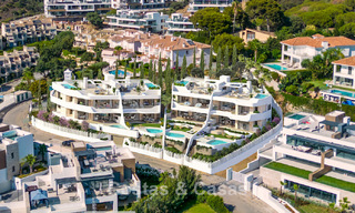 Nieuwe, grote designappartementen met golf- en zeezicht in een avant-garde bouwstijl te koop in Oost Marbella 776199 