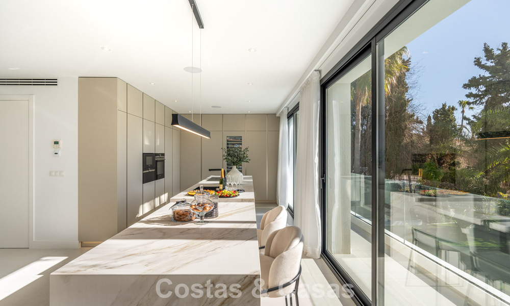 Luxueus gerenoveerde villa te koop op een steenworp van het strand in Oost Marbella 776384