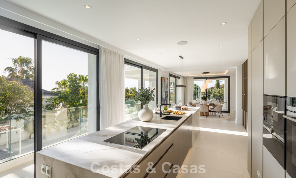 Luxueus gerenoveerde villa te koop op een steenworp van het strand in Oost Marbella 776385