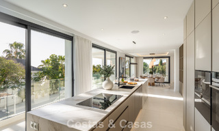 Luxueus gerenoveerde villa te koop op een steenworp van het strand in Oost Marbella 776385 