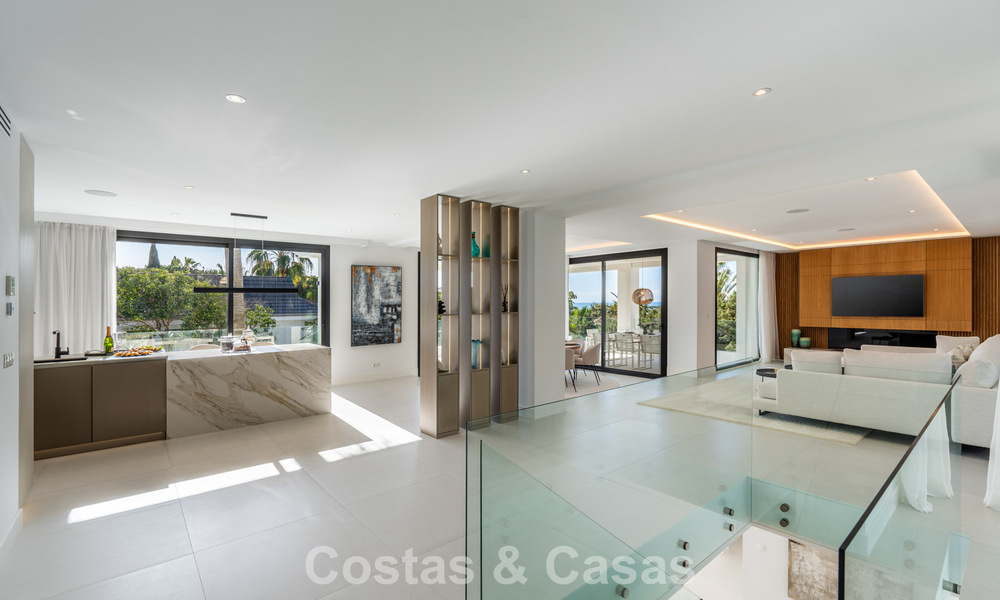 Luxueus gerenoveerde villa te koop op een steenworp van het strand in Oost Marbella 776386