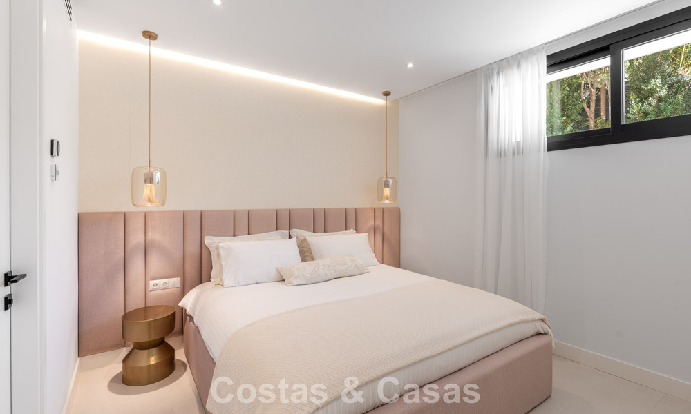 Luxueus gerenoveerde villa te koop op een steenworp van het strand in Oost Marbella 776389