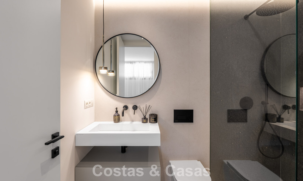 Luxueus gerenoveerde villa te koop op een steenworp van het strand in Oost Marbella 776390