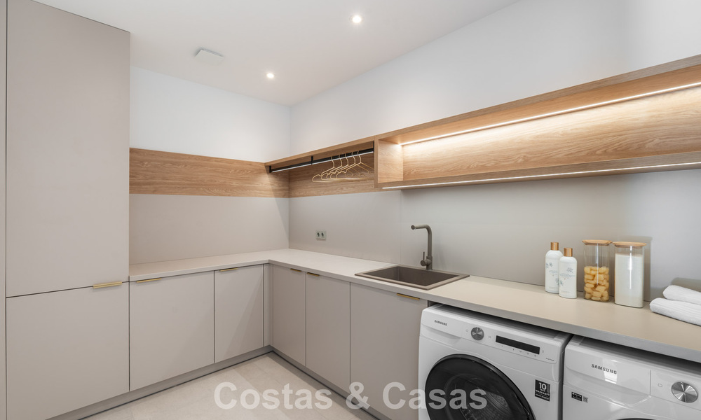 Luxueus gerenoveerde villa te koop op een steenworp van het strand in Oost Marbella 776391