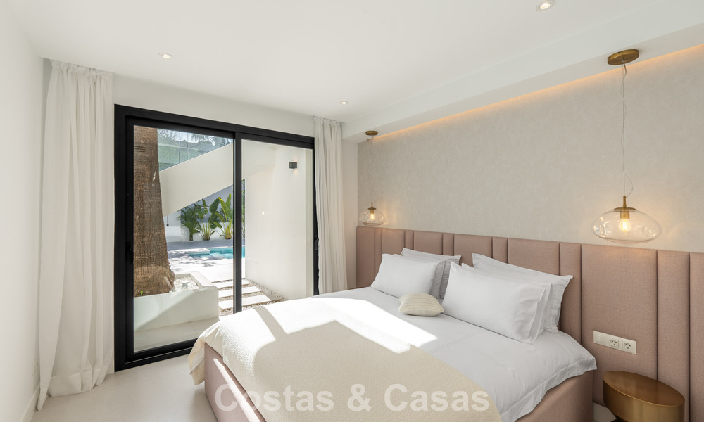 Luxueus gerenoveerde villa te koop op een steenworp van het strand in Oost Marbella 776393