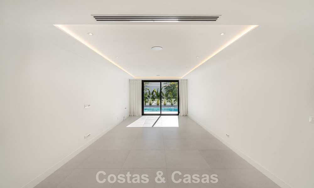 Luxueus gerenoveerde villa te koop op een steenworp van het strand in Oost Marbella 776394