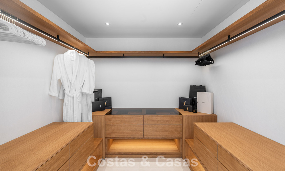 Luxueus gerenoveerde villa te koop op een steenworp van het strand in Oost Marbella 776395