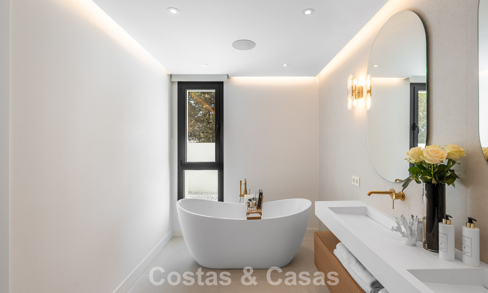 Luxueus gerenoveerde villa te koop op een steenworp van het strand in Oost Marbella 776399