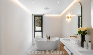 Luxueus gerenoveerde villa te koop op een steenworp van het strand in Oost Marbella 776399 