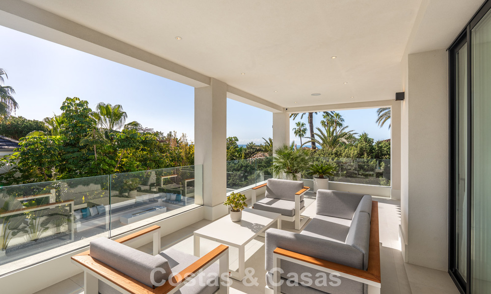 Luxueus gerenoveerde villa te koop op een steenworp van het strand in Oost Marbella 776401