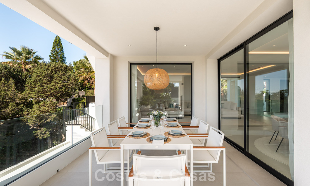 Luxueus gerenoveerde villa te koop op een steenworp van het strand in Oost Marbella 776402