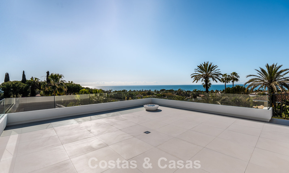 Luxueus gerenoveerde villa te koop op een steenworp van het strand in Oost Marbella 776415
