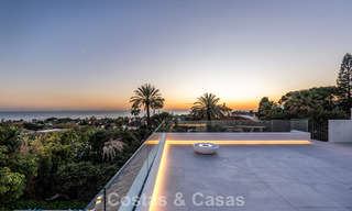 Luxueus gerenoveerde villa te koop op een steenworp van het strand in Oost Marbella 776417 