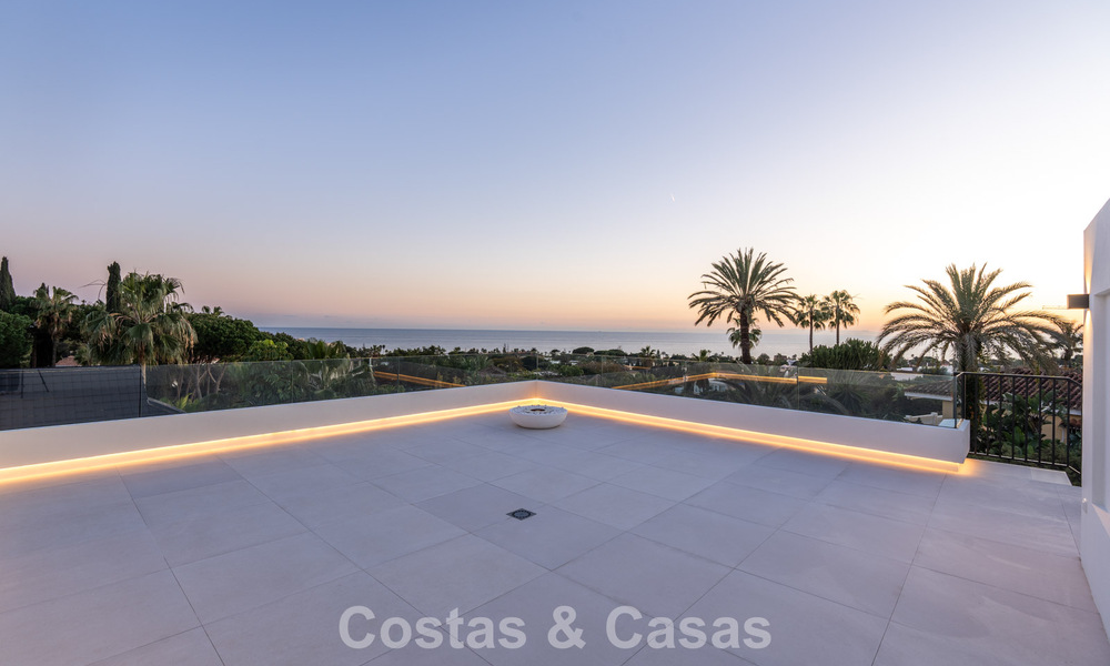 Luxueus gerenoveerde villa te koop op een steenworp van het strand in Oost Marbella 776418