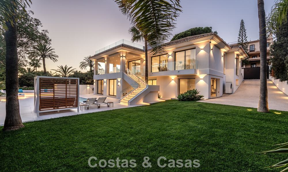 Luxueus gerenoveerde villa te koop op een steenworp van het strand in Oost Marbella 776422
