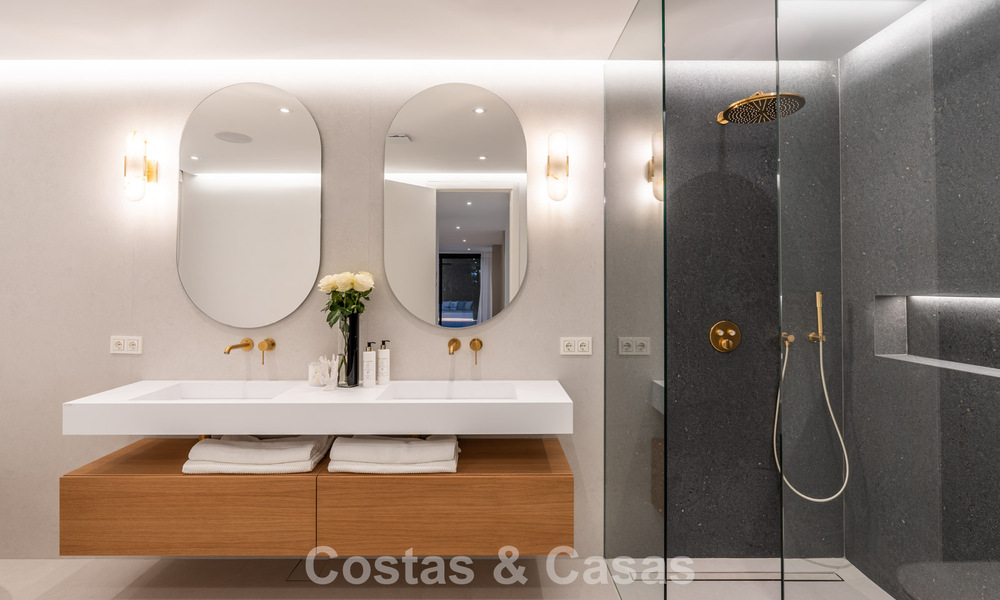 Luxueus gerenoveerde villa te koop op een steenworp van het strand in Oost Marbella 776425