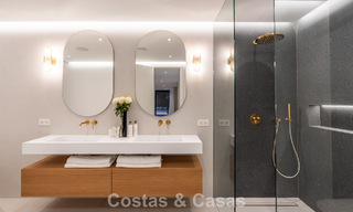 Luxueus gerenoveerde villa te koop op een steenworp van het strand in Oost Marbella 776425 