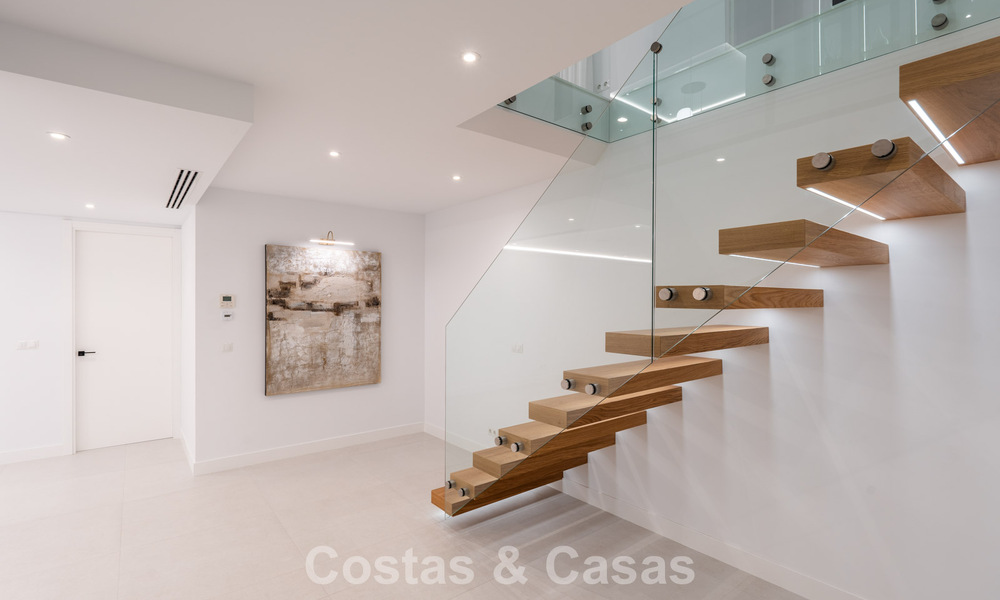 Luxueus gerenoveerde villa te koop op een steenworp van het strand in Oost Marbella 776426