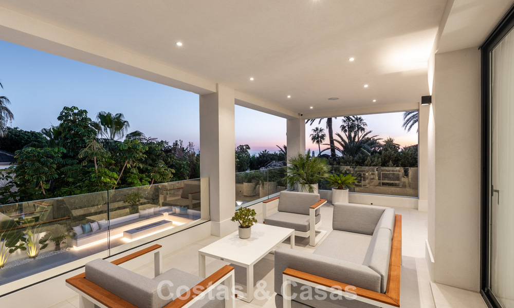 Luxueus gerenoveerde villa te koop op een steenworp van het strand in Oost Marbella 776431