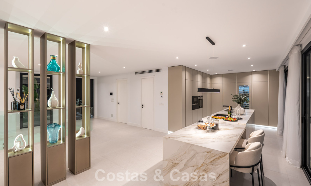 Luxueus gerenoveerde villa te koop op een steenworp van het strand in Oost Marbella 776432