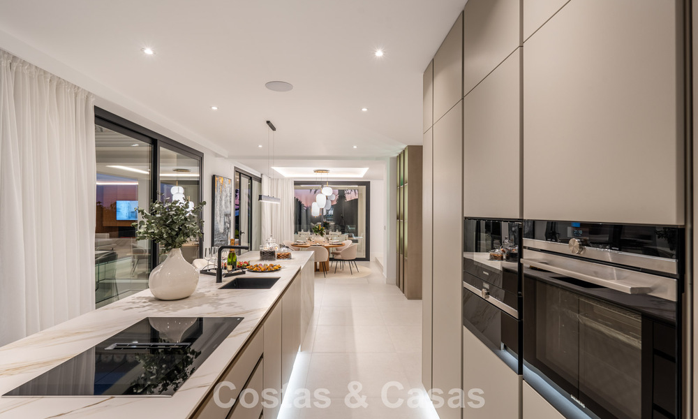 Luxueus gerenoveerde villa te koop op een steenworp van het strand in Oost Marbella 776434