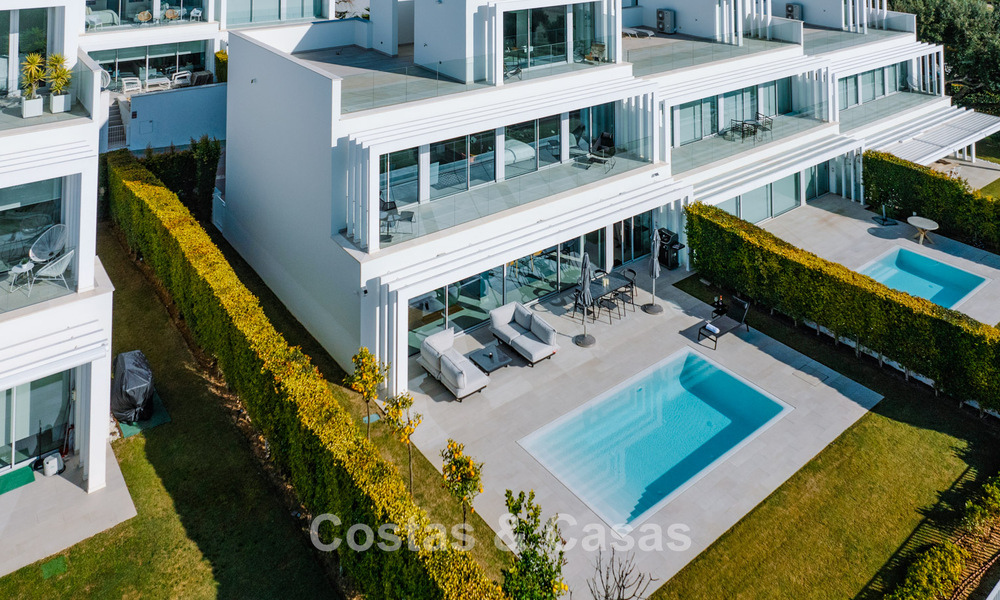Halfvrijstaande woning te koop, frontlinie golf, in een gated community van Sotogrande, Costa del Sol 776001