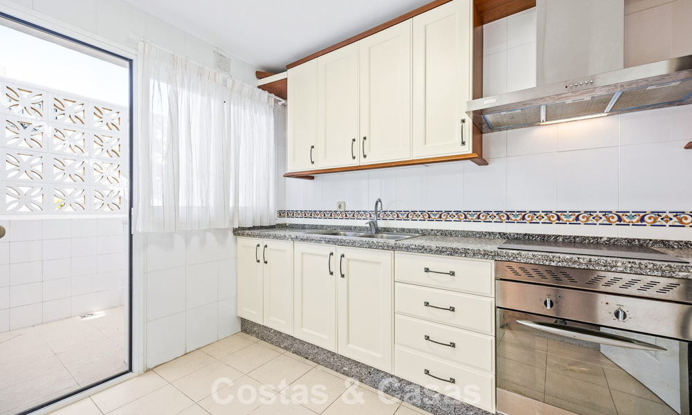 Ruim herenhuis te koop in een eerstelijnsstrand complex op de New Golden Mile tussen Marbella en Estepona 776015