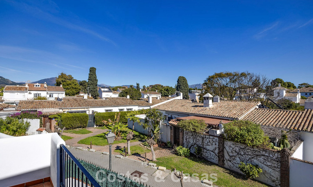 Ruim herenhuis te koop in een eerstelijnsstrand complex op de New Golden Mile tussen Marbella en Estepona 776016