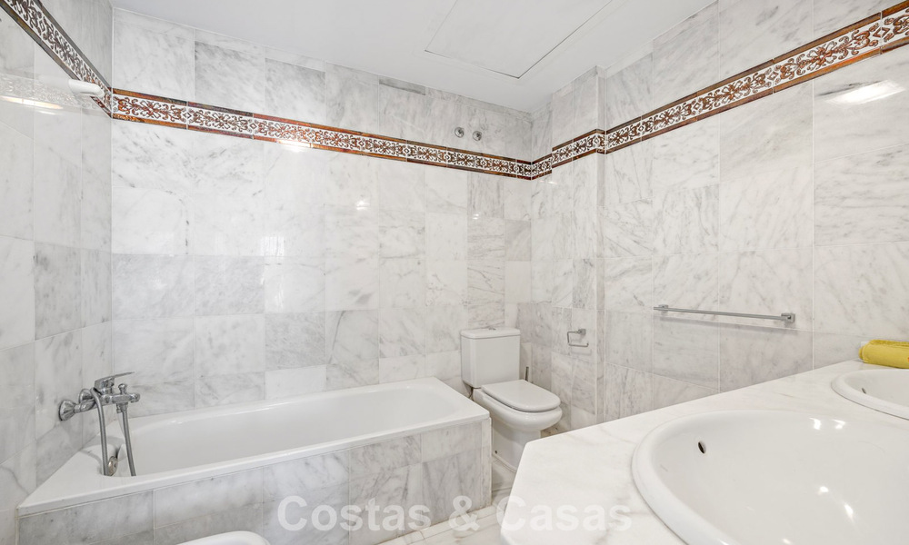 Ruim herenhuis te koop in een eerstelijnsstrand complex op de New Golden Mile tussen Marbella en Estepona 776017