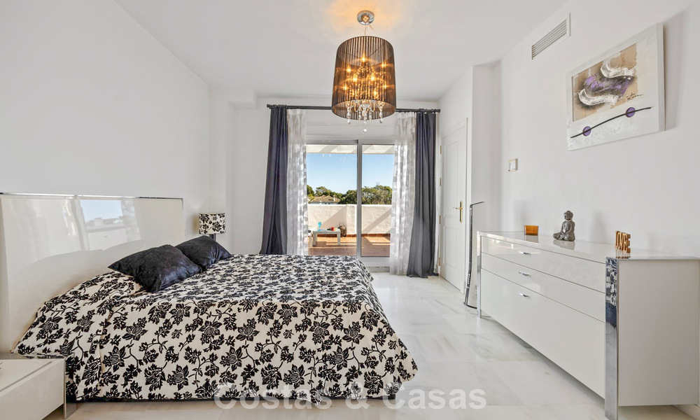 Ruim herenhuis te koop in een eerstelijnsstrand complex op de New Golden Mile tussen Marbella en Estepona 776024