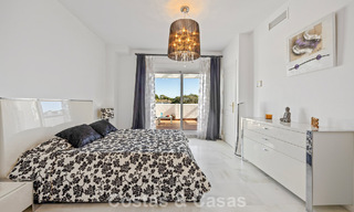 Ruim herenhuis te koop in een eerstelijnsstrand complex op de New Golden Mile tussen Marbella en Estepona 776024 