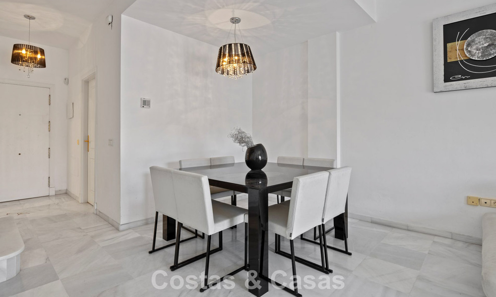 Ruim herenhuis te koop in een eerstelijnsstrand complex op de New Golden Mile tussen Marbella en Estepona 776030