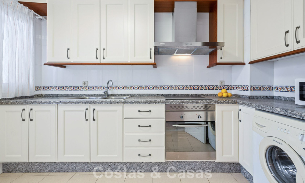 Ruim herenhuis te koop in een eerstelijnsstrand complex op de New Golden Mile tussen Marbella en Estepona 776034