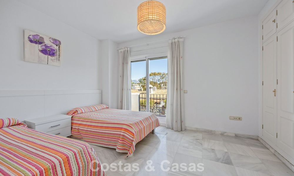 Ruim herenhuis te koop in een eerstelijnsstrand complex op de New Golden Mile tussen Marbella en Estepona 776036