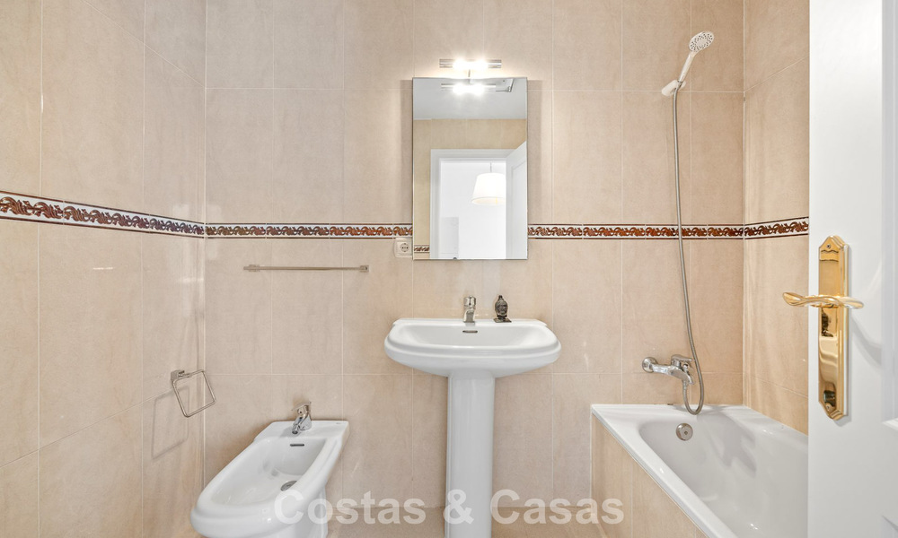 Ruim herenhuis te koop in een eerstelijnsstrand complex op de New Golden Mile tussen Marbella en Estepona 776039