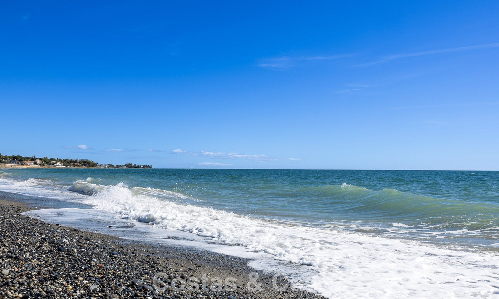 Ruim herenhuis te koop in een eerstelijnsstrand complex op de New Golden Mile tussen Marbella en Estepona 776040