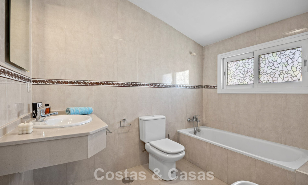 Ruim herenhuis te koop in een eerstelijnsstrand complex op de New Golden Mile tussen Marbella en Estepona 776043