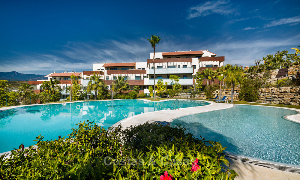 Eigentijdse golf appartementen te koop in een 5-sterren golfresort, New Golden Mile, Marbella - Benahavis 807033