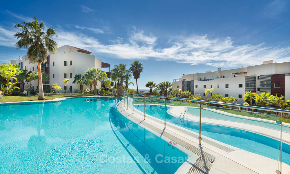 Eigentijdse golf appartementen te koop in een 5-sterren golfresort, New Golden Mile, Marbella - Benahavis 807038