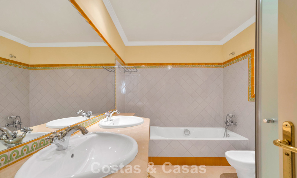Spaans herenhuis met zeezicht te koop, in een rustige, beveiligde community in de heuvels van Benahavis - Marbella 776250
