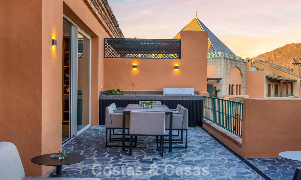Modern gerenoveerd duplex penthouse te koop, op korte afstand van voorzieningen in Nueva Andalucia’s golfvallei, Marbella 793358