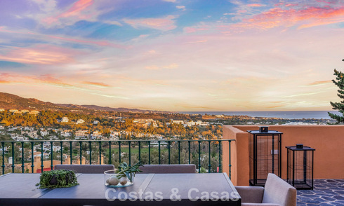 Modern gerenoveerd duplex penthouse te koop, op korte afstand van voorzieningen in Nueva Andalucia’s golfvallei, Marbella 793359