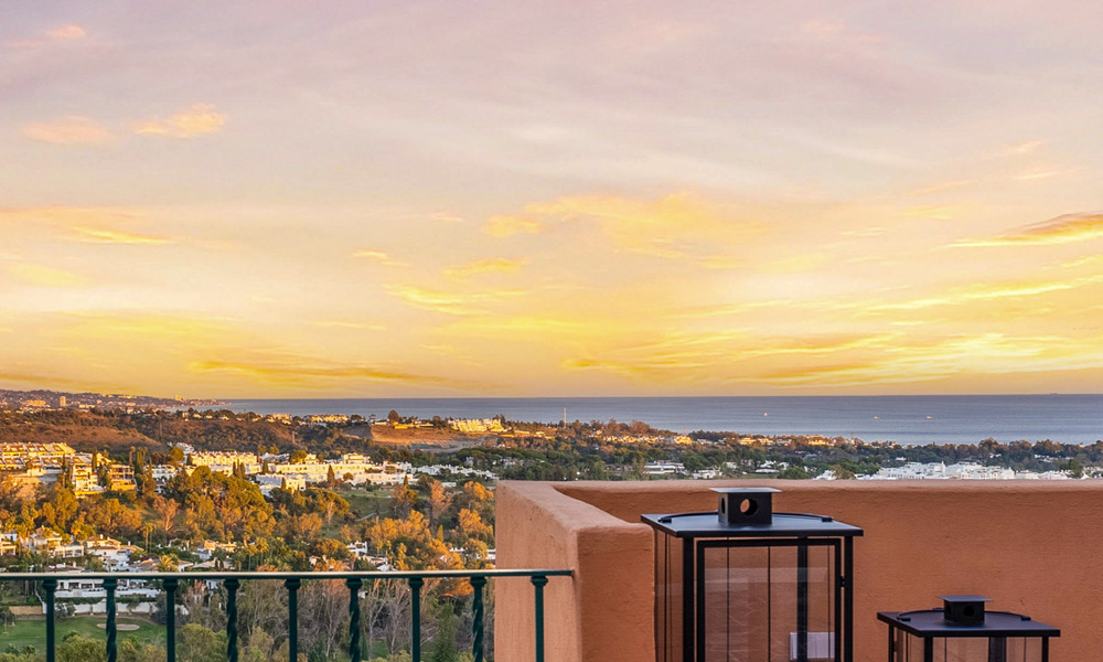 Modern gerenoveerd duplex penthouse te koop, op korte afstand van voorzieningen in Nueva Andalucia’s golfvallei, Marbella 793360