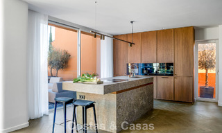 Modern gerenoveerd duplex penthouse te koop, op korte afstand van voorzieningen in Nueva Andalucia’s golfvallei, Marbella 793364 