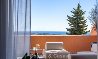 Modern gerenoveerd duplex penthouse te koop, op korte afstand van voorzieningen in Nueva Andalucia’s golfvallei, Marbella 793366 