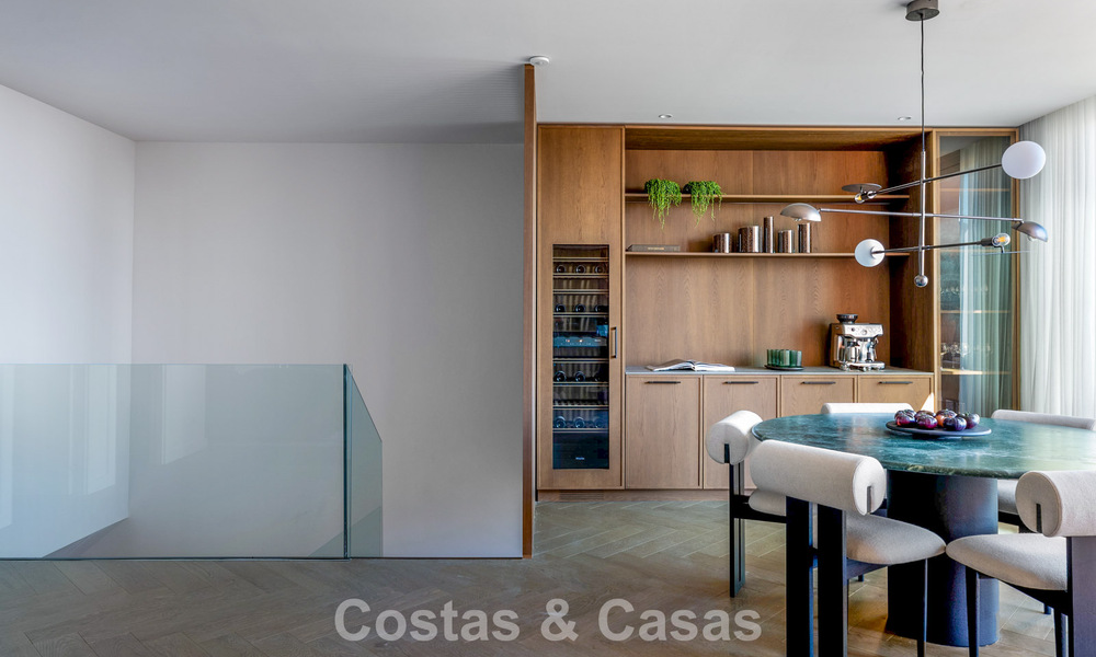 Modern gerenoveerd duplex penthouse te koop, op korte afstand van voorzieningen in Nueva Andalucia’s golfvallei, Marbella 793374