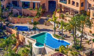 Modern gerenoveerd duplex penthouse te koop, op korte afstand van voorzieningen in Nueva Andalucia’s golfvallei, Marbella 793378 