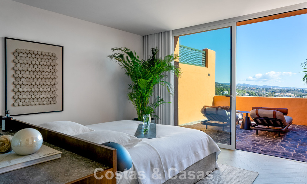 Modern gerenoveerd duplex penthouse te koop, op korte afstand van voorzieningen in Nueva Andalucia’s golfvallei, Marbella 793380