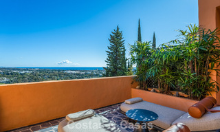 Modern gerenoveerd duplex penthouse te koop, op korte afstand van voorzieningen in Nueva Andalucia’s golfvallei, Marbella 793382 