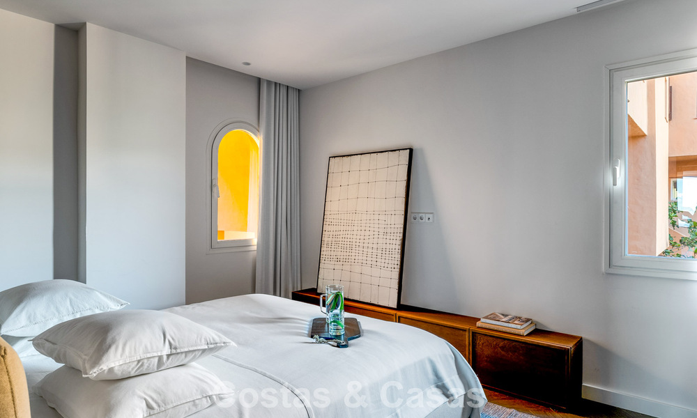Modern gerenoveerd duplex penthouse te koop, op korte afstand van voorzieningen in Nueva Andalucia’s golfvallei, Marbella 793384